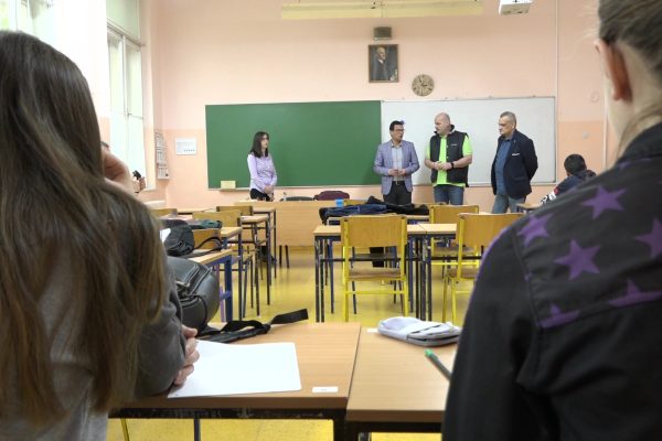 Gimnazijalci i đaci ETŠ školsku godinu nastavljaju u osnovnim školama