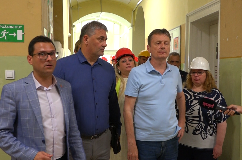 Ministar Glišić obišao početak radova u gimnaziji „Dušan Vasiljev“ i Ekonomsko-trgovinskoj školi